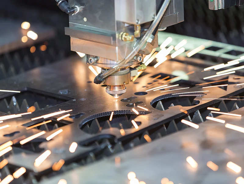 Laserschneiden von Metall mit Funkenflug