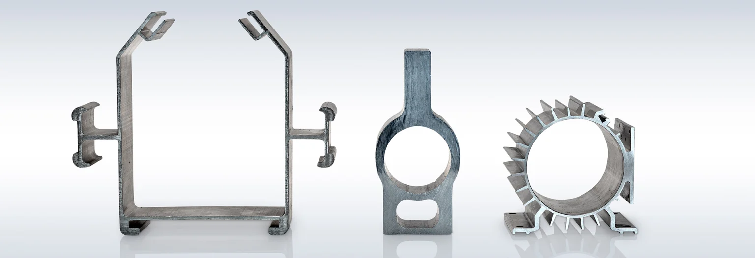 Trois profilés extrudés différents posés côte à côte