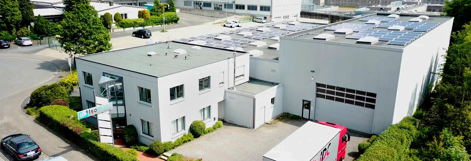 Aluminiumprofile auf einer Werkbank