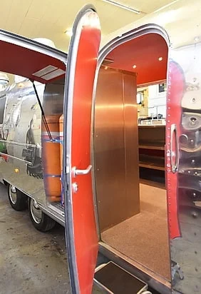 Tür-Zierleiste aus Aluminium an einem Airstream-Anhänger