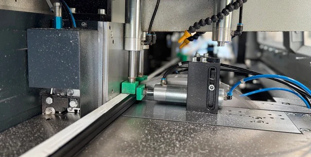 Spannvorrichtung und Sägebereich des Sägeautomaten Elumatec SAS 142/44